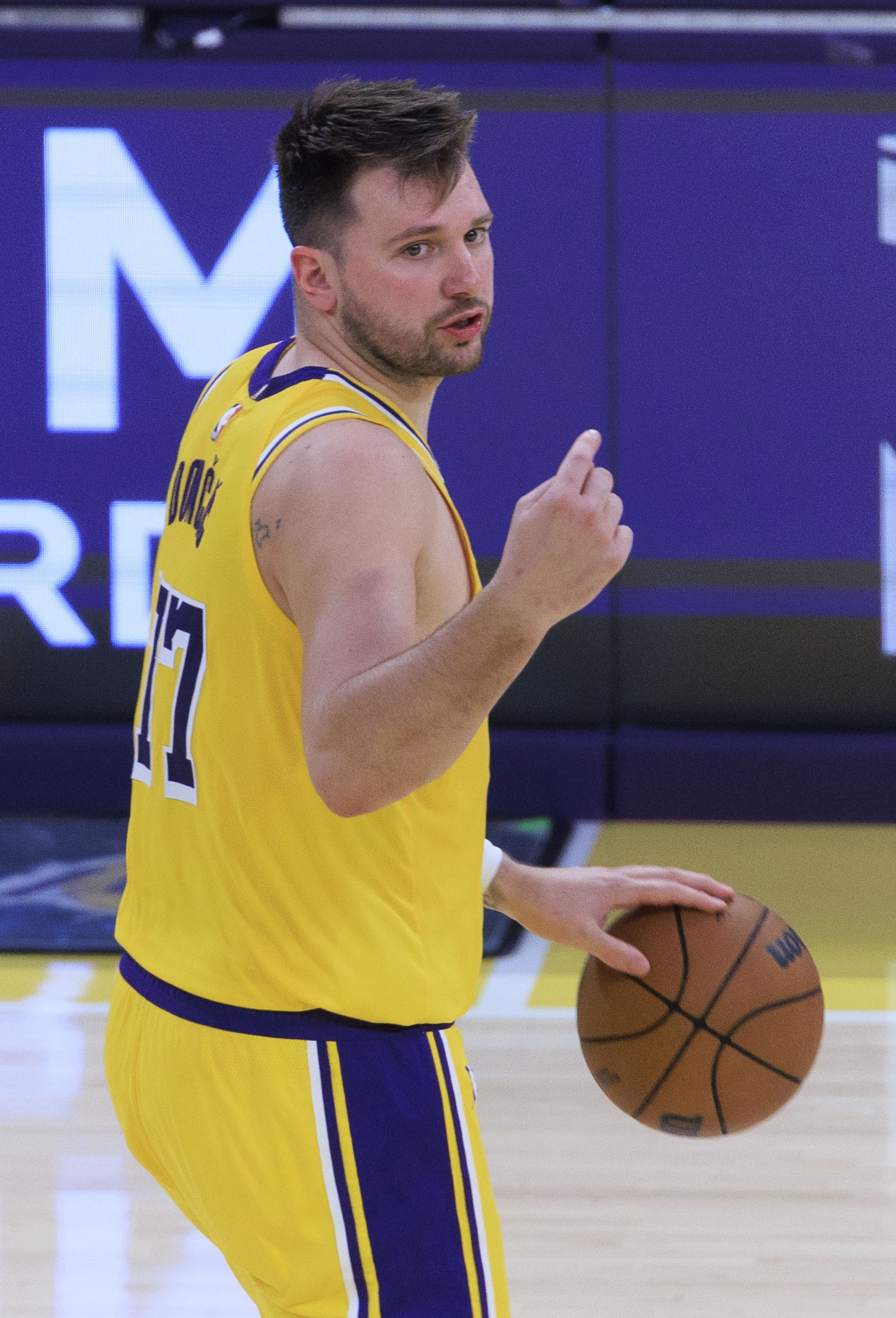 关于东契奇重返赛场，比赛局势复杂首场状态出色，SKT观众沸腾！再创辉煌时刻的信息