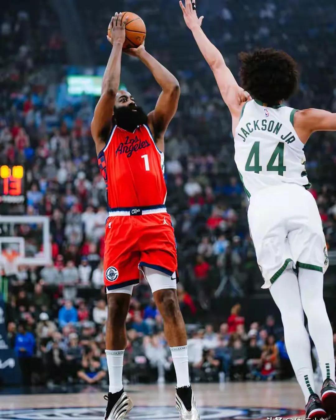 英雄资料-哈登重要时刻出色防守，雄鹿带队取胜！热度持续攀升(哈登vs雄鹿集锦)