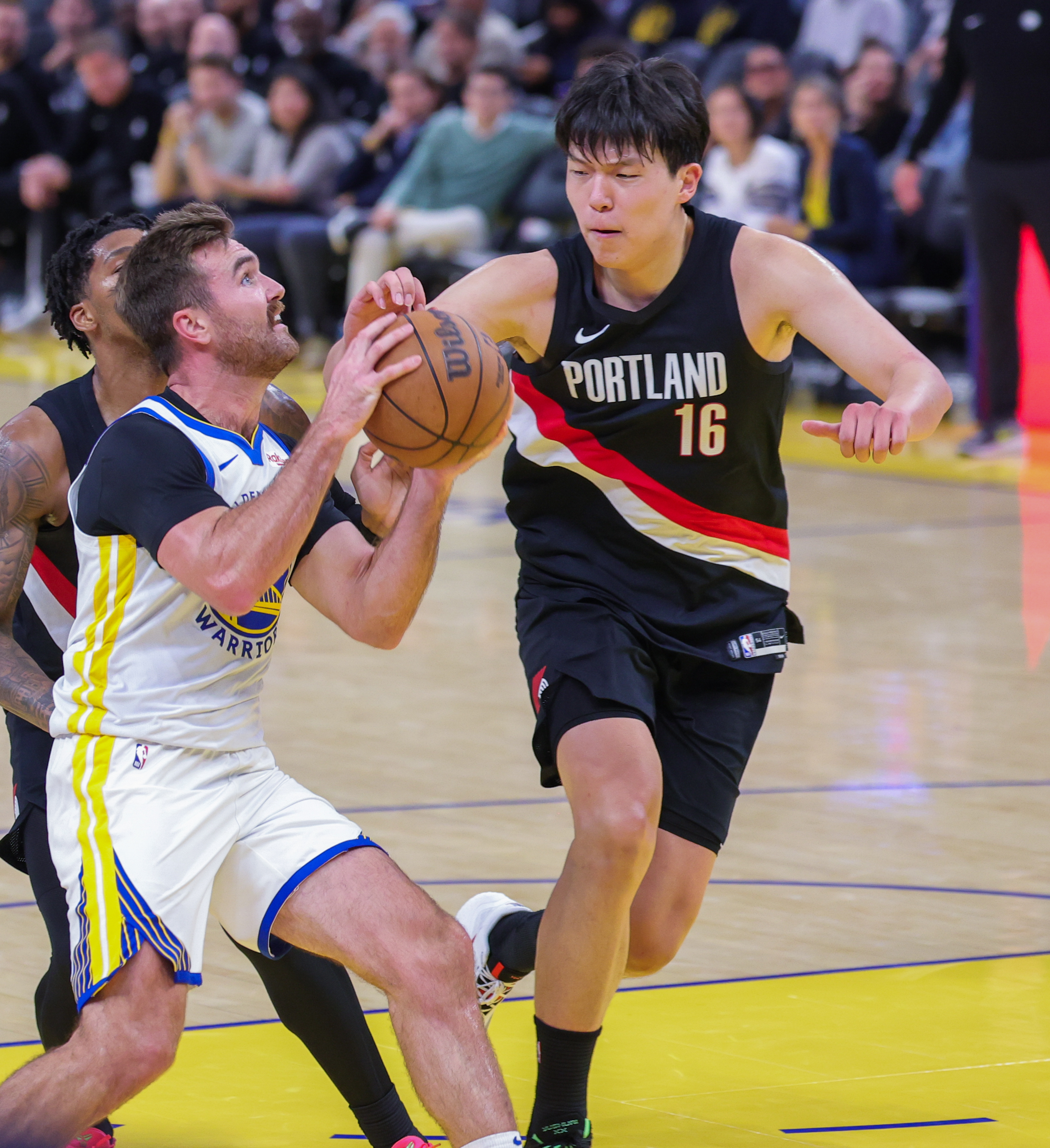 英雄联盟台服官网地址一览-转会期金州勇士防线松动：NBA总决赛节点到来，气氛紧张，团队化学反应显著的简单介绍