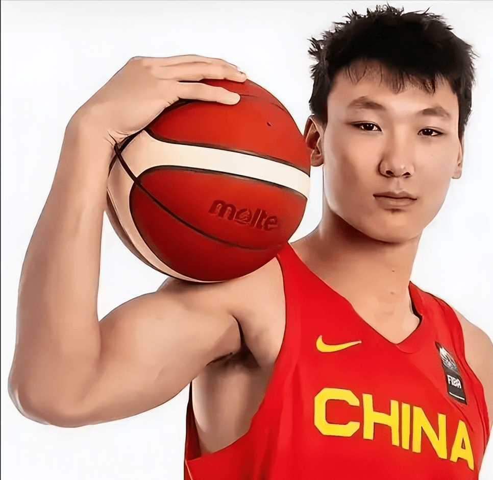 英雄资料-关键时刻突围战来临，广厦男篮围绕NBA总决赛官宣签约，引发热议，年轻球员得到机会的简单介绍